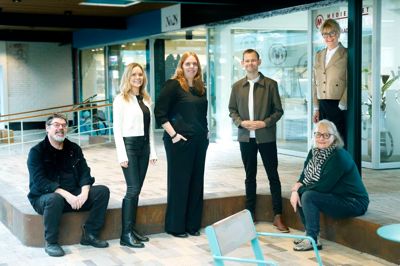 Fra venstre ses journalist Peter Hald, fotograf Linna Grøn Secher, journalist Merete Riis Jensen, egnsredaktør Mikkel Korsgaard Christensen, salgschef Anne Dalsgaard og journalist Laila Kempel.