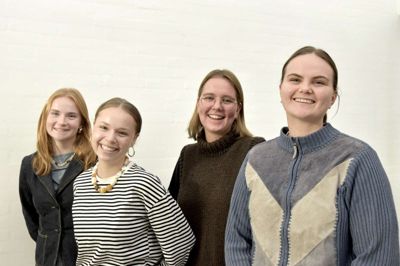 Fire unge er de kommende måneder på lokal foredragsturné for at fortælle om, hvad de oplevede som volontører i Afrika. Fra venstre er det Ida Hauge Mellergaard, Maja Kildegaard Jensen, Anne Bech Trelborg og Thilde Marie Tambjerg Iversen.