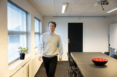 Når håndboldspilleren Matias Helt Jepsen ikke har fingrene nede i harpiksen, udviker han forretningen hos Profil Værktøj i Tjørring. Han følger selvfølgelig også med i EM i håndbold her i Herning.