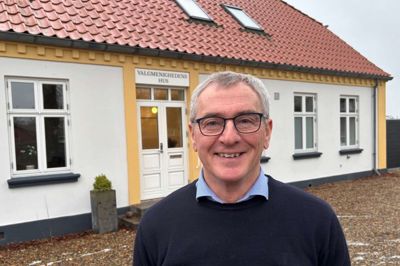 Finn Tarpgaard - der i 23 år var forstander på Vedersø Idrætsefterskole - har været præst i Aulum-Vinding-Vind Valgmenighed siden 2020.