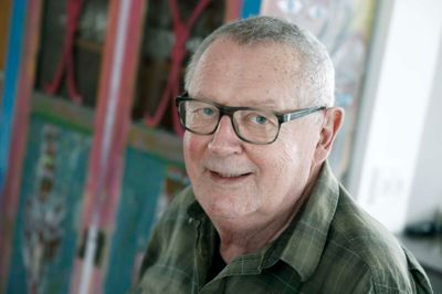 Tidligere højskolemand, journalist, politiker og kunstner, Ove Torp, fylder onsdag 80 år. Skabet i baggrunden er dekoreret af ham selv, men i dag har han mere eller mindre lagt maleriet på hylden, undtagen når nogle af børnebørnene er på besøg, så griber han gerne en pen og tegner og fortæller imens.