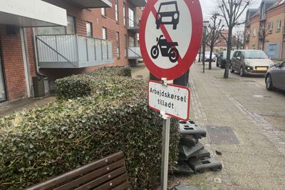 Fredag i sidste uge blev skilte og afspærring fordelt i Vildbjerg. I denne uge går arbejdet med kloakseparering i Bredgade i gang.