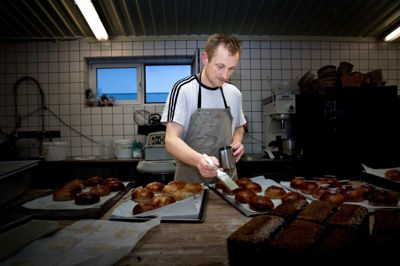 Simon Lundby Møller har 20 års erfaring som kok, og det er drømmen om at få sit eget, der nu er gået i opfyldelse, efter han er flyttet til Ry og åbner Doris Café og Bageri på Klostervej.
