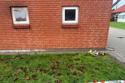 Røde roser og lyserøde tulipaner er sammen med et lys sat foran rækkehuset, hvor en 46-årig mand døde i en brand torsdag morgen.