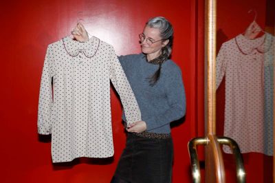 Dranella er en af kronjuvelerne i Tekstilmuseets samling, fordi den er et vidnesbyrd om en tid, der var med til at forandre dansk mode, fortæller Anne Julie Bibby. Her fremviser hun en beige kjole med lilla prikker fra Dranellas forårs-sommer-kollektion 1966. Kjolen har tilhørt Lykke Pedersen fra Herning. Hun var datter af Herning Højskoles første forstanderpar.