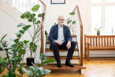 Bo Arvid Knudsen har embedsbolig på Østre Kirkevej tæt på Herning Kirke. Her har han boet siden 2013, hvor han blev ansat som sognepræst.