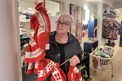 Berit Terp er ansvarlig for Mødrehjælpen Hernings butik i Fonnesbechsgade, hvor efterspørgslen efter rød-hvide bøllehatte er stor i anledning af EM i herrehåndbold.