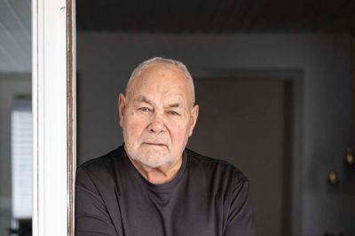 Svend Poulsgaard var gennem 24 år slagter i Lind. I sine unge år arbejdede han for en hel stribe af Hernings dengang 37 slagterforretninger, og i fritiden skete det, at han blev tilkaldt som udsmider for med sine kreaturslagter-skills at tumle store kroppe og skabe ro. Søndag 18. januar fylder den tidligere slagtermester 90 år.