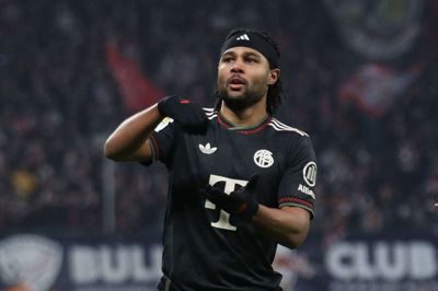 Bayern Münchens Serge Gnabry fejrer sit 100. mål for klubben efter scoring mod RB Leipzig.