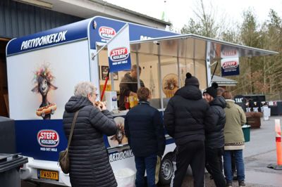 Kommunen serverede hotdogs og Cocio på genbrugspladserne i Bording og Nørre Snede for at komme i dialog med borgerne og brugerne af pladserne.