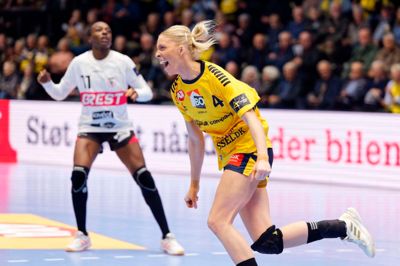 Julie Scaglione jubler over en scoring mod Brest Bretagne. Billedet her er dog fra hjemmekampen i Ikast.