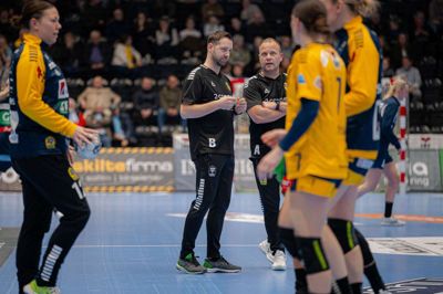 Claus Mogensen (t.h.) og Jesper Fredin (t.v.) står også med træneransvaret i næste sæson i Ikast Håndbold.