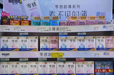 Kondompakker ses i et supermarked i Beijing i Kina den 4. januar 2026. Kinas regering har indført en skat på 13 procent på kondomer og anden prævention for at få befolkningen til at få flere børn. (Arkivfoto).