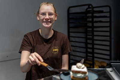 Cecilie Elmholdt Lorentzen fra Byens Bager Brande viste fastelavnsbolle-udvalget frem, og vi testede, hvorvidt fotografen er mest til fløde eller de traditionelle.