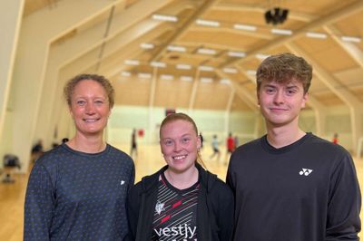 Malene Storm fra Ikast FS Badminton med Alberte Christensen og Jeppe Daugaard Jensen.