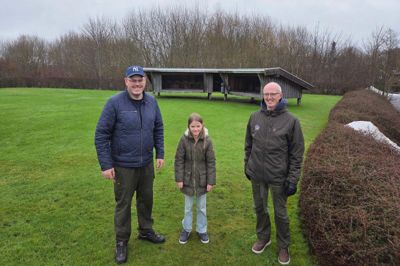 Den vision Videbæk Indre Mission har om at skabe en legeplads med plads til alle og fri adgang, ser nu ud til at være tæt på at blive en virkelighed. Formand for projektgruppen Klaus Allerslev (t.v.) fortæller, at man kun mangler 375.000 kroner af den lille million kroner, derv ar målet, og derfor kan udvalget nu konstatere, at man regner med projektet realiseres. I udvalget sidder og så Kim Engrob Bøndergaard. I midten Malene Allerslev med ved præsentationen.