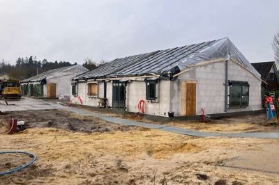 100 personer deltog, da der var rejsegilde på de to dobbelthuse på Vagn Poulsens Plads i Sørvad. Husene står klar til indflytning til maj.