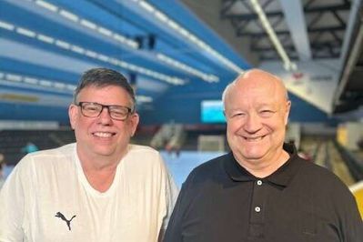 Steen V. Sørensen (til højre) har sat et stort præg på Ikast FS i 50 år. Ved siden af Steen V. Sørensen ses Jimmy Strøm, der er bestyrelsesmedlem i Ikast FS Håndbold.