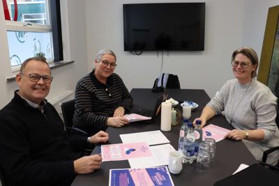 Vores Ikast og Ikast Bibliotek har i fællesskab arrangeret et gå-event for Ikasts yngste borgere, der samler ind til Danmarksindsamlingen. På billedet ses Jan Birk Knudsen fra Vores Ikast sammen med Susanne Gregersen og Gitte Hjort (t.h.) fra Ikast Bibliotek.