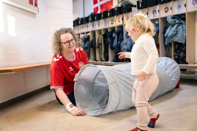 Pædagog Mette Gnanarajah og resten af Børnehuset Molevittens vuggestue trukket i håndboldhumøret.