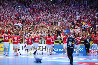 De danske spillere tager turen rundt til alle tribuner efter kampene i Boxen for at takke tilskuerne i arenaen. Foto: Bo Amstrup/Ritzau Scanpix
