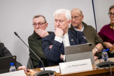 Han har prøvet det mange gange før at indlede en byrådsperiode. 36 år har han siddet i en kommunalbestyrelse og i mange af årene som politisk vagthund fra venstrefløjen. Nu er vagthunden rykket tættere på magten og indflydelsen, og han er i sin 10. byrådsperiode en del af det politiske flertal, der skal sætte retning i kommunalpolitik. Spørgsmål er, om vagthunden dermed er blevet lænket? Det mener han ikke selv.