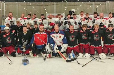 Efter mange opsigtsvækkende indslag med fodboldspillere på glatis endte kampen 4-4. I midten af holdfotoet er det købmand Lars Klausen i rødt og fodboldtræner Kian Lykke i hvidt, der vogtede målet i hver sin ende.