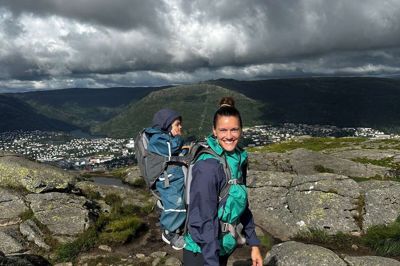 Ikast Håndbolds norske anfører, Stine Skogrand, der her har sønnen Aron på ryggen, tager op i Bergens fjelde hver gang, hun er i byen, hvor hun er født og opvokset.