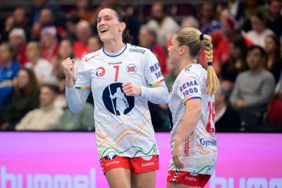 Stine Skogrand (t.v.) har vundet både OL-, VM- og EM-guld med det norske håndboldlandshold. Den 32-årige Ikast-stjerne, der bor i Herning, er født og opvokset i Bergen, hvor FC Midtjylland spiller torsdag aften.