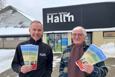 Beboerne i Hammerum og Gjellerup får inden længe denne flyer i postkassen, hvor de opfordres til at tegne et medlemskab af Alletiders Støtteforening. Det vil give en række medlemsfordele - og mulighed for at vælge halvdelen af de 19 medlemmer til Hall'ns repræsentantskab. På billedet Klaus Jacobsen (t.v.) og Niels Knudsen.