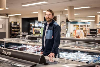 Morten Madsen er den nye brugsuddeler hos Superbrugsen i Sunds, og han er efterhånden ved at have fundet sig godt tilrette i det nye job.