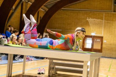 På lørdag har børn mulighed for at dyrke yoga sammen med Motor Mille, som efterfølgende giver sig tid til at hilse på alle, der deltager.