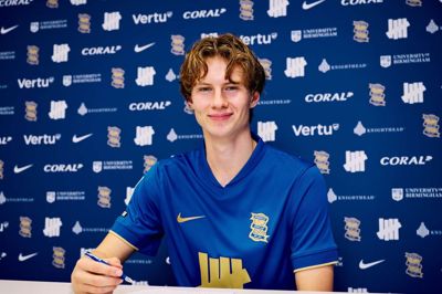 August Priske har trukket sin nye spilletrøje over hovedet og sat sin signatur på en fem et halvt år lang kontrakt med Birmingham City FC.