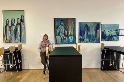 Trine Østergaard fremviser den næste måneds tid et stort antal malerier - det gør hun på Regionshospitalet Gødstrup.