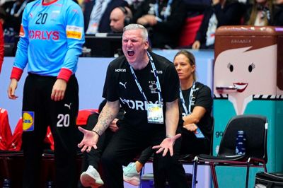 Frustrationen lyser ud af landstræner Nikolaj Jacobsen i denne situation, og mange danske fans i Boxen havde det nok lidt på samme måde i flere sekvenser. Det stjernespækkede danske hold kunne ikke finde recepten mod velforberedte Portugal.