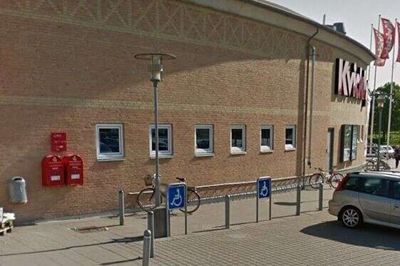 Holstebros sidste postkasse, der har hængt her ved Kvickly på Brogårdsvej, er nu sat på auktion på Lauritz.com til fordel for Danmarks Indsamling.