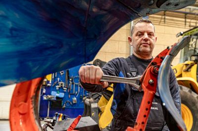 Mads Madsen begyndte i lære som landbrugsmaskinmekaniker hos C.P. Kolding Eftf. i 1995, og han har ikke søgt nyt arbejde siden. 30 års jubilaren er særdeles tilfreds med det, han laver hos J. Hundahl.