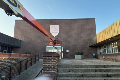 Tirsdag blev det nye våbenskjold i kobber placeret over indgangen ved Rådhuset i Ringkøbing.