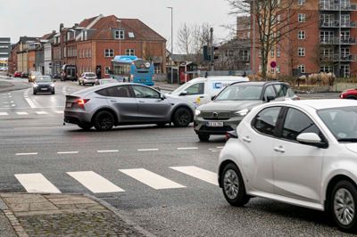 - Faren ligger i det mentale. Hvad er det gule lys? Er det fordi, at jeg skal skynde mig at komme over, eller er det fordi, at jeg skal standse? Jo mere, man har det i sig, at gult lys er til hurtigst muligt at komme over, så nærmer man sig også risikoen for at det bliver et rødt lys, lyder det fra leder af Operativ Færdsel Jørgen Christensen.