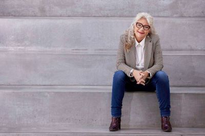 Når man laver en 180 graders vending, er man jo inde og have fat i alt. Men vi stod samtidig på nogle gode, solide skuldre af historik, så opgaven var først og fremmest at genskabe glæden ved at producere teater. Sådan siger Karin Ravn Misser om den opgave, hun for to år siden sagde ja til at hjælpe Herning Ny Teaters direktør, Michael Asmussen, med at løse.