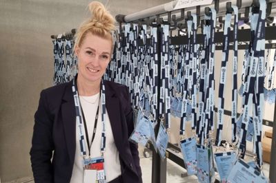 Malene Aksglæde og det øvrige hold af frivillige holder styr på flere tusinde akkrediteringer til EM i håndbold. De mange laminerede kort hænger på knager, der normalt bliver brugt til overtøj i garderoben.