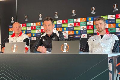 Den forhenværende Lyngby-træner Freyr Alexandersson (i.m.) var ved onsdagens pressemøde i Bergen flankeret af pressechef Thomas Brakstad og en af Branns tre danske spillere, Jacob Lungi Sørensen.