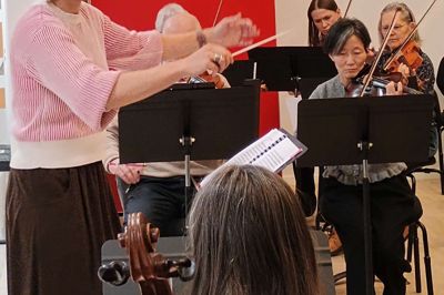 Milica Zivkovic overtog i 2022 dirigentstokken efter Poul la Cour, da Herning Amatør Symfoniorkester gav koncert i Prismesalen på Carl-Henning Pedersen & Else Alfelts Museum i Birk. Hun står også i spidsen for orkestret mandag ved koncert og nytårskur i Højhuset. Forleden blev programmet pudset af på Herning Musikskole.