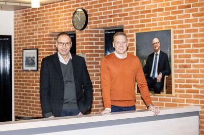 Martin Arvad (DD) til venstre og Søren Christiansen (V) har glædet sig til at tage fat på det politiske arbejde i Ikast-Brande Kommune, og ses her foran indgangen til byrådssalen på rådhuset i Ikast.