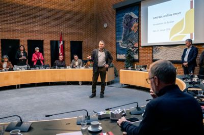 Borgmester Ib Lauritsen (V) byder velkommen til den første temadrøftelse i Ikast-Brande Byråd. Et møde, der fremadrettet bliver en del af den såkaldte »super-onsdag« hvor alle fagudvalg mødes til ordinært møde på rådhuset i Ikast.