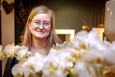 Louise Sidelmann Christensen får sin debut som konkurrencedeltager indenfor blomsterkunst søndag.