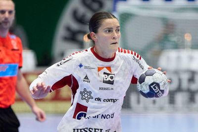 Stine Skogrand skulle have haft et hvil efter sin pragtkamp i Frankrig i lørdags, men 10-12 minutter før tid måtte kaptajnen smide træningstrøjen og tilbage på banen. Ikast var nemlig i overraskende vanskeligheder mod EH Aalborg.