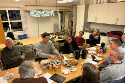 Der var god debat om, hvordan man skaffer flere frivillige lokalt, da lokalrådsfolk fra Kjellerupegnen holdt møde. Fra venstres ses Lars Daugaard, Søren Thomsen (med ryggen til), Christian Vestergaard, Hanne Møller Jensen (med ryggen til), Marianne Bech Nørgaard, ved siden af hende Steen Jessen og Lene Bødker. På den anden side af bordet ses også Tommy Morratz, Kuno Danielsen og Mette Matthiesen.