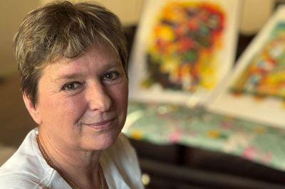 Karina Due i sin stue. Bag ved ses billeder af Silkeborg-kunstneren Hans Chr. Thomsen, billeder hun havde med i København, da hun var folketingsmedlem. de skal nu op at hænge i Arnborg som en påmindelse om, hvor hun kommer fra.