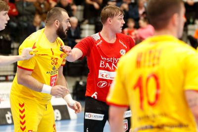 HCM's Valdemar Hermansen (rød trøje) kunne i onsdagens udekamp mod KIF Kolding hilse på sine kommende holdkammerater. Fra næste sæson spiller han nemlig hos KIF.